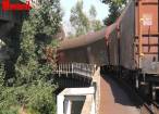 Un tren de marfă a deraiat pe podul de peste apa Sucevei de la Dornești