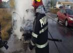 Maşină mistuită de flăcări într-un incendiu provocat de un scurtcircuit