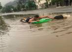 “Rafting” pe strada inundată, la Vatra Dornei